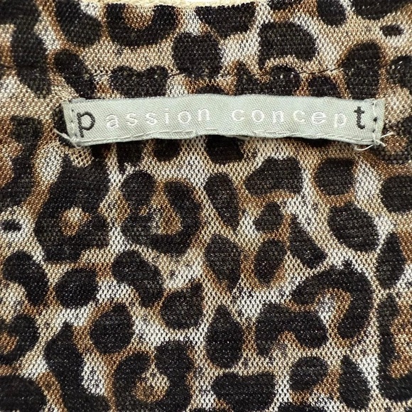 Elegant Lace Trim Leopard Print Blouse - Picture 3 of 6